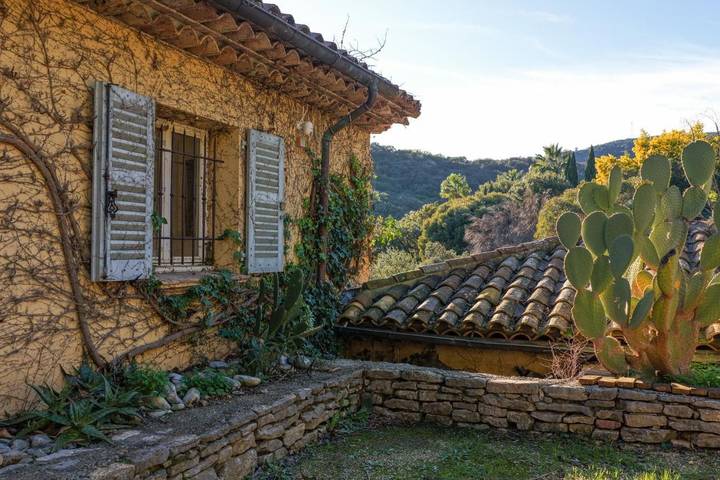 Location de vacances pour 12 personnes, avec piscine et vue ainsi que sauna et terrasse, animaux acceptés à La Celle-sous-Gouzon - 4