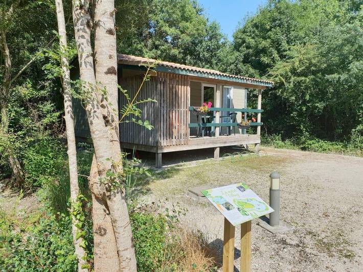 Parc de vacances pour 16 personnes, avec Jacuzzi et Terrasse ainsi que Jardin et Piscine