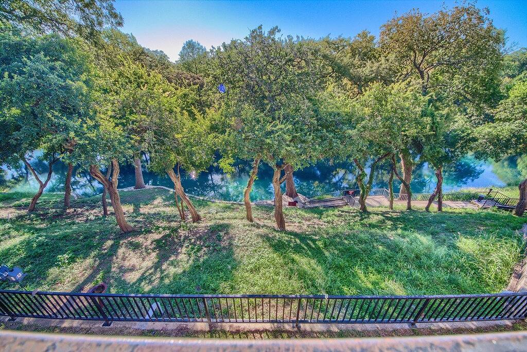 Ganze Wohnung, Comal Riverfront with 2 decks! Schlitterbahn! Pool, hot tub & river access!! in New Braunfels, Comal County