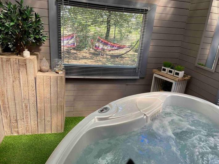 Chalet pour 4 personnes, avec Jacuzzi ainsi que Terrasse et Jardin