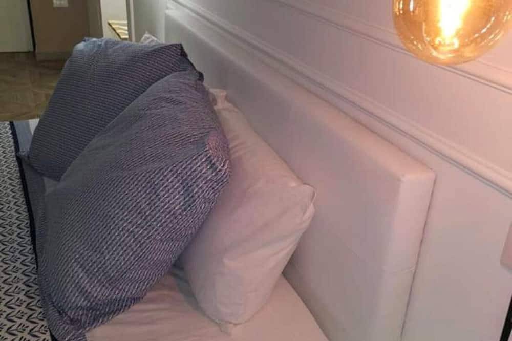 Triple Room 'Orchidea Celeste' with Sea View, Wi-Fi and Air Conditioning in Manfredonia, Gargano