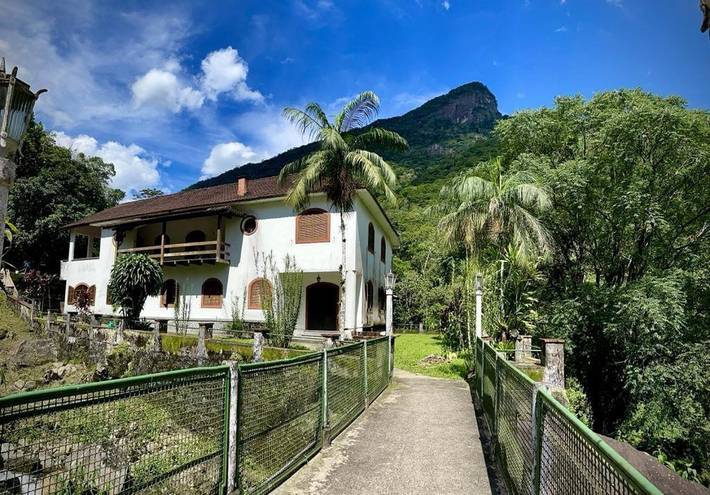 Casas e apartamentos de temporada para 2 pessoas, com jardim e piscina e ainda vista em Guapimirim