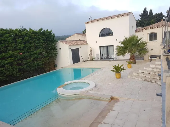Casa de vacaciones para 4 personas, con terraza y vistas además de jardín y piscina - 1
