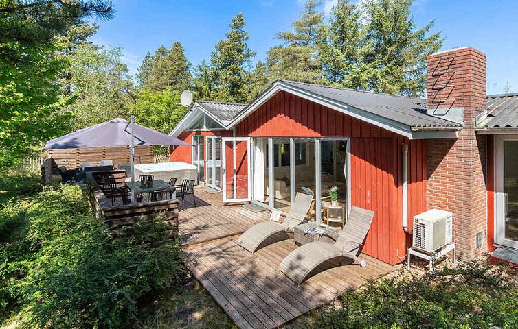 Ferieudlejning for 6 personer, med sauna og have såvel som terrasse og jacuzzi i Houstrup
