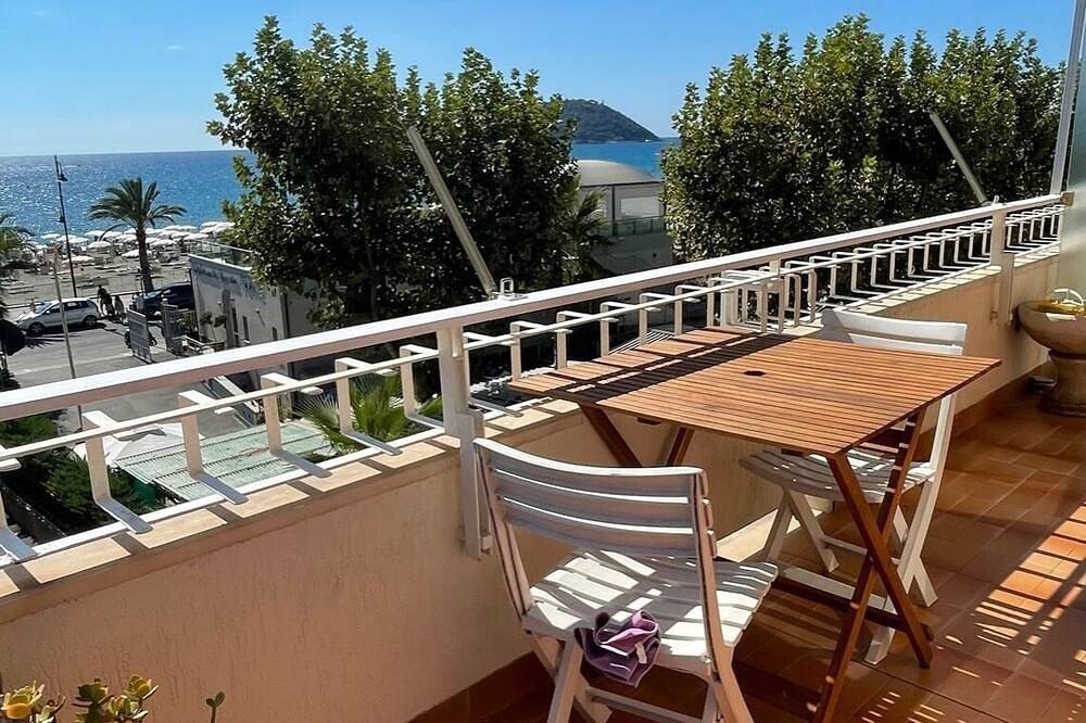 Entire apartment, Albenga Sea front,  20 mt from beach, splendid sea view .Smart working, holidays in Albenga, Riviera di Ponente