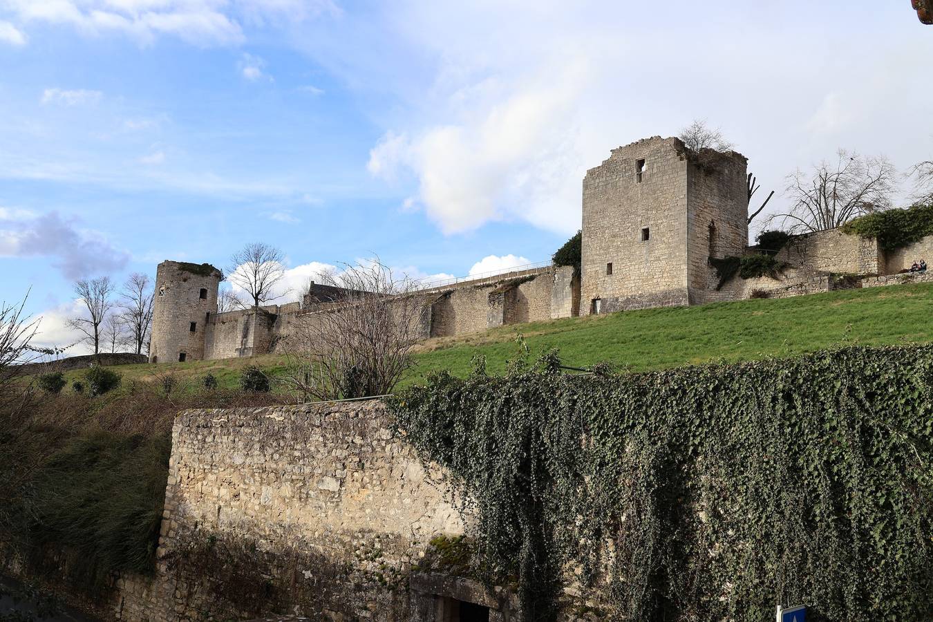Maison de Charme au pied des Remparts en centre-ville, cour intérieure, balcon in La Charité-sur-Loire, Vallée de la Loire
