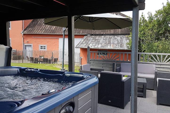 Ferienhaus für 8 Personen, mit Whirlpool und Terrasse sowie Garten und Sauna
