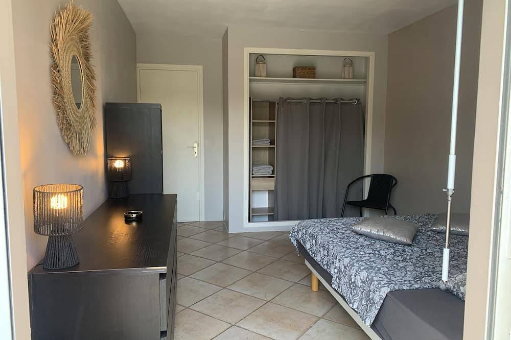 Loue chambre salle de douche et cuisine d été  dans un écrin de verdure  piscine in La Seyne-sur-Mer, Côte méditerranéenne (France)