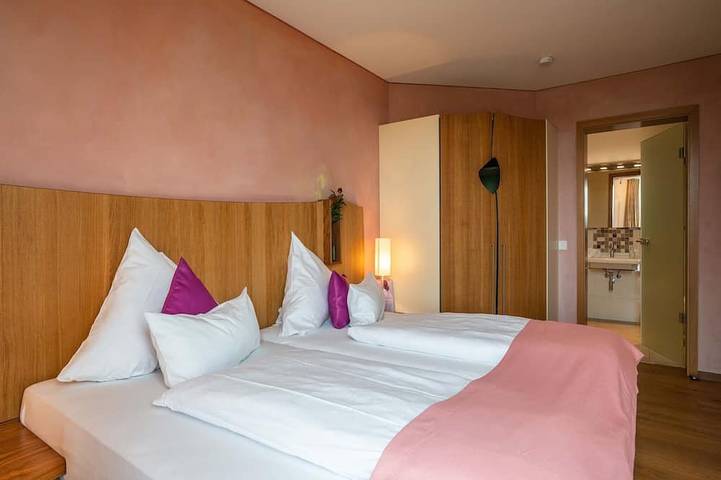 Ganze Wohnung, Rosengarten, 66 qm Souterrain, 2 separate Schlafzimmer, 2 Bäder in Bad Endorf, Chiemsee
