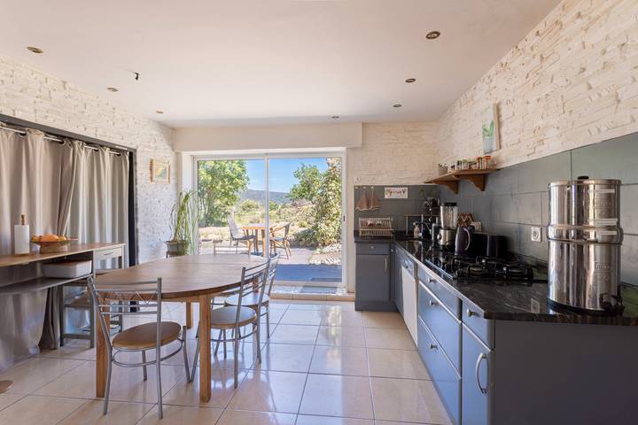 Glamping for 15 people, with lake view and garden as well as balcony, with pets in Southern France