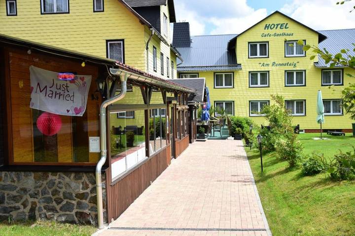 Hotel für 3 Personen, mit Balkon und Terrasse sowie Garten und Ausblick in Neuhaus am Rennweg - 2