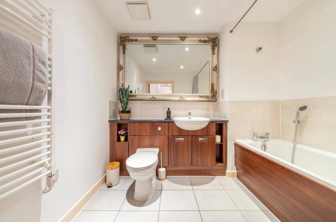 Entire holiday apartment, Luxurystaylong-Sleeps6-Freeparking-Freegym-Terrace in Hounslow, London