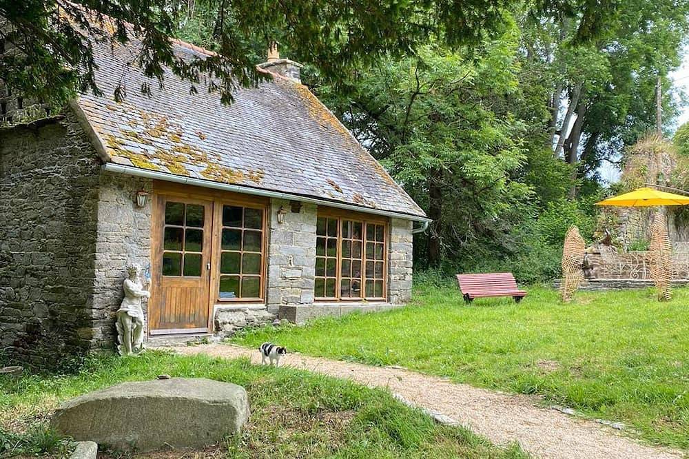 A French countryside detached cottage located in hectares of private land. in Garlan, Ceinture Dorée