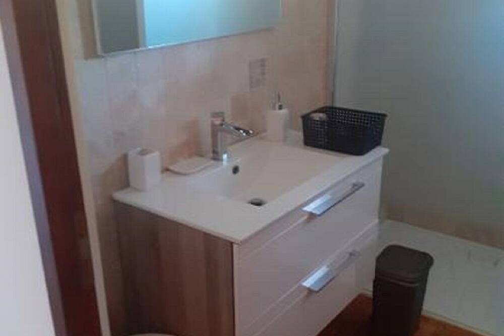 Mas Pacha welcomes you to its pleasant guest rooms in Provence.  in L'Isle-sur-la-Sorgue, Vaucluse