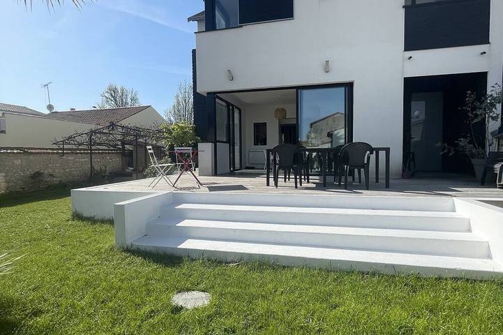 Location de vacances pour 12 personnes, avec jardin dans Stade Marcel Deflandre