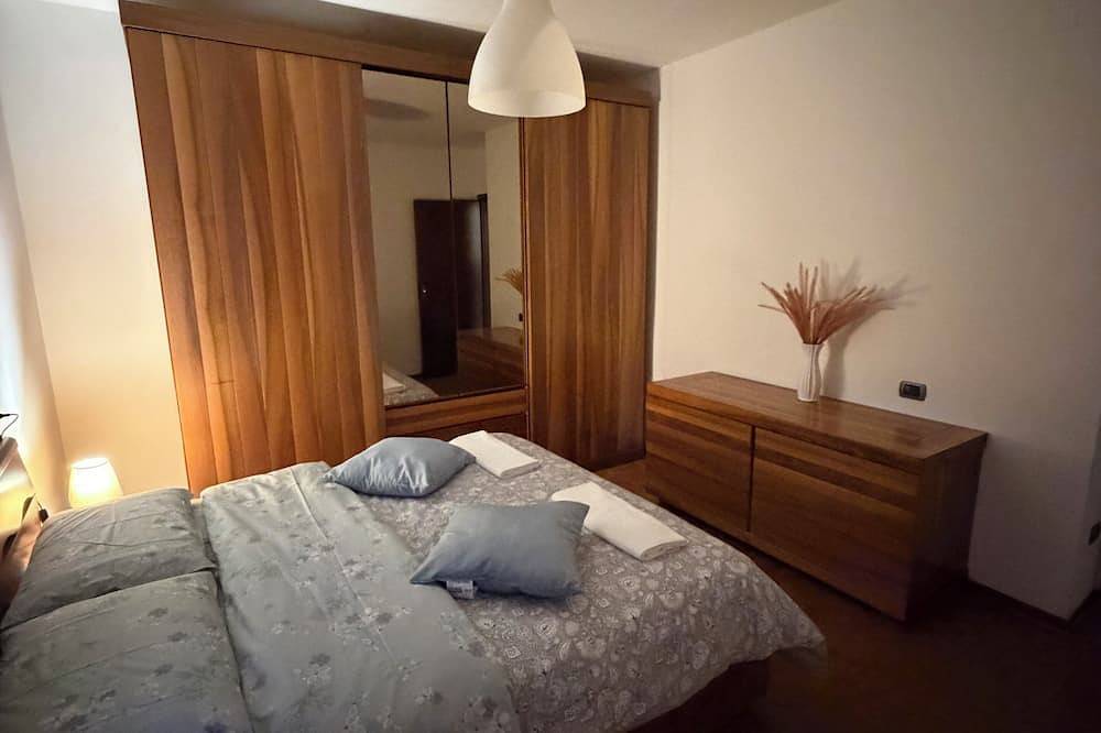 Entire apartment, Spacious apartment with terrace, free parking in Pisa, Italian Riviera