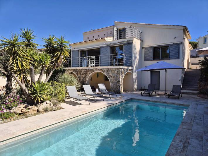 Villa pour 7 personnes, avec terrasse et piscine, animaux acceptés