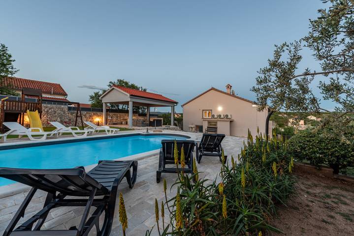 Villa für 9 Personen, mit Garten und Balkon, kinderfreundlich in Zadar - 2