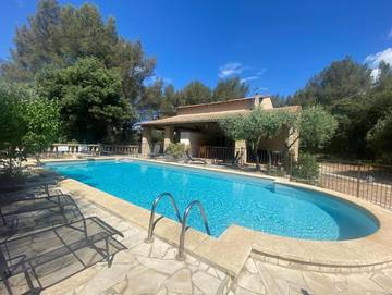 Gîte pour 5 personnes, avec vue ainsi que jardin et piscine à Grans