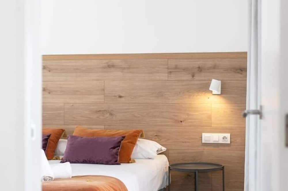 Entire apartment, 31 Sunny penthouse in the heart of Gracia with a spacious terrace in Barcelona Centre, Barcelona