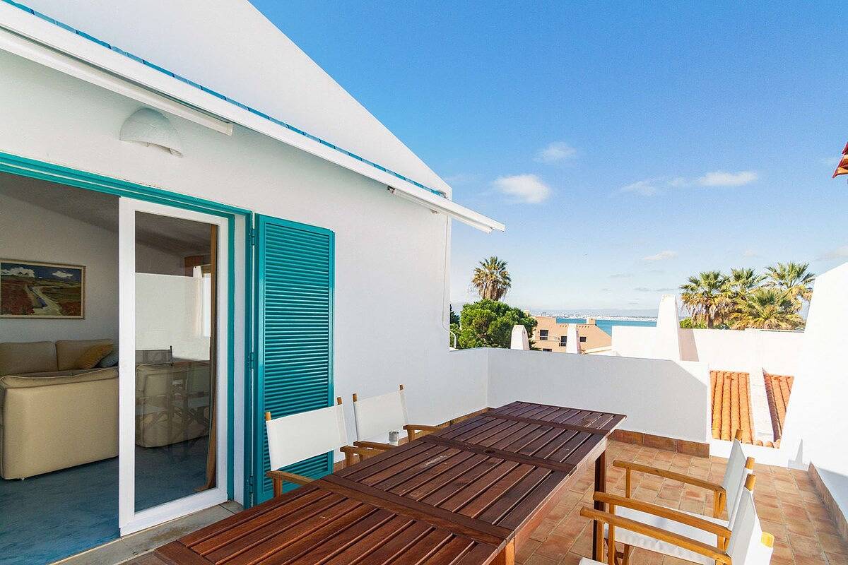 Liiiving in Algarve | Alvor Blue Villa in Praia da Prainha, Alvor