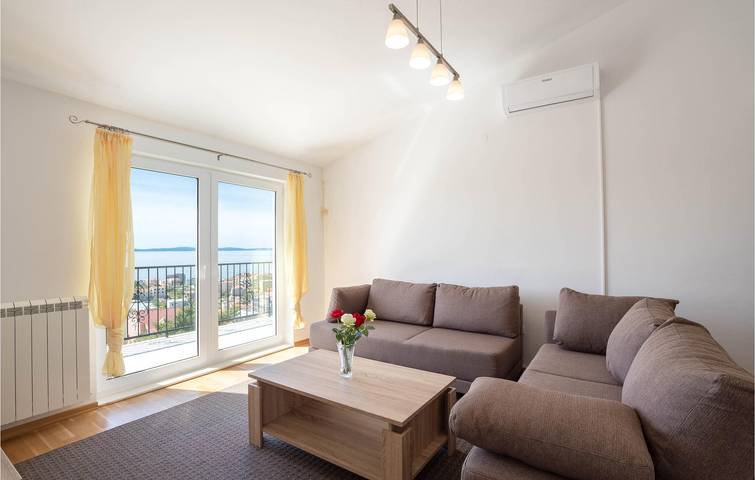 Apartamento vacacional entero, Apartamento con vistas al mar, wifi, aire acondicionado y aparcamiento, a 700 m de la playa in Podstrana, Condado de Split-Dalmacia