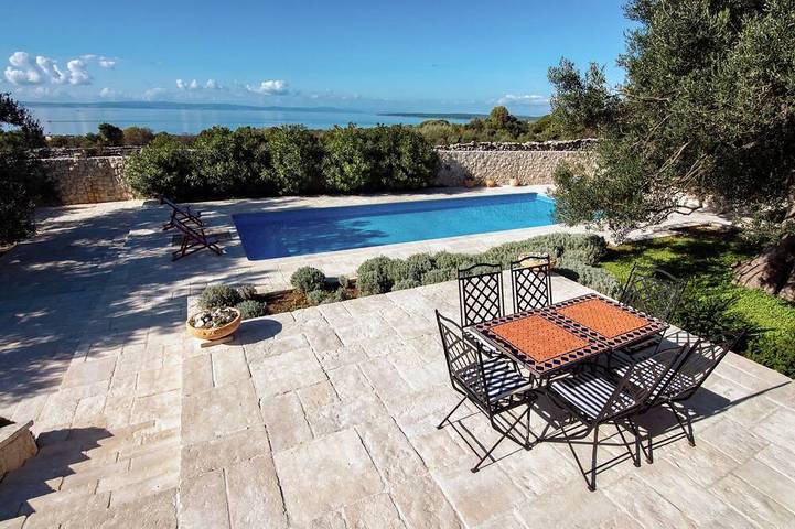 Holiday home for 8 people, with balcony in Lun