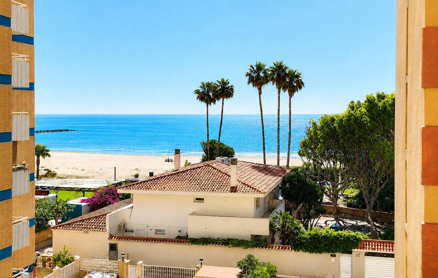 Apartamento vacacional entero, Acogedor apartamento con vistas al mar, piscina, aire acondicionado y cocina americana - A 1000 m de la playa in Playa Puebla de Farnals, El Puig