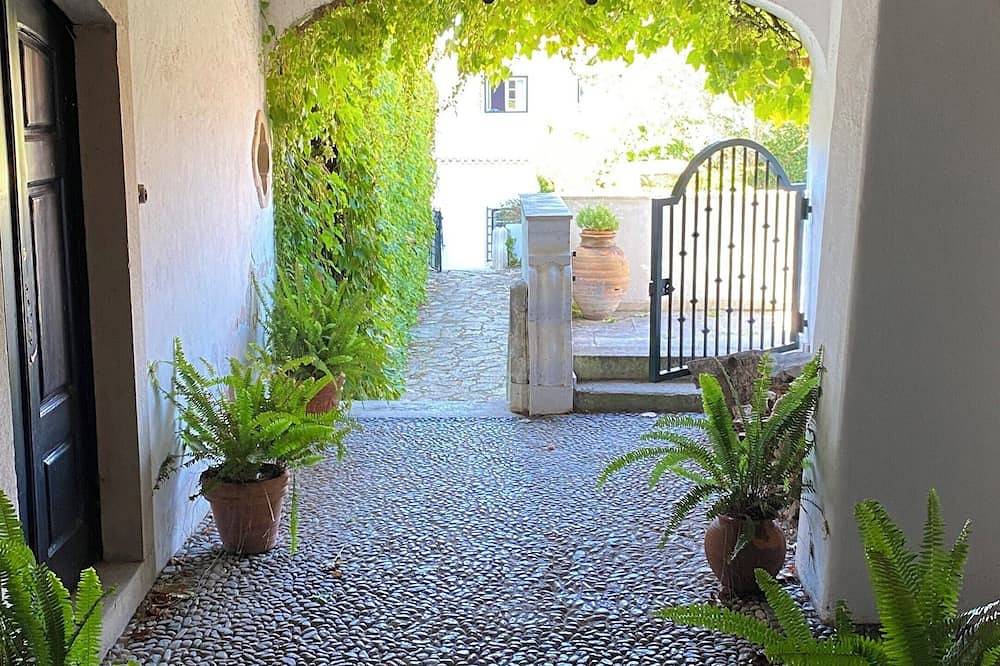 Family house, garden & pool - sleeps 7 - 5 min surf beach - Lisbon in Carcavelos e Parede, Costa de Lisboa