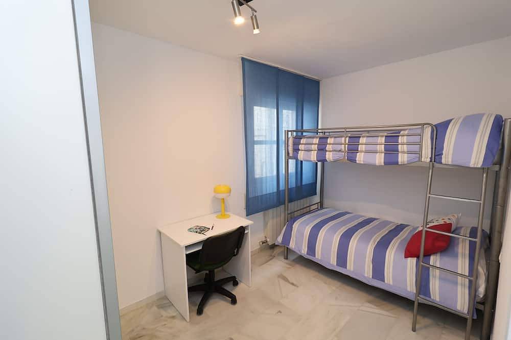 Apartamento entero, Rincon de Sierra Nevada. Piso con 2 dormitorios ,y piscina. Ideal para familias in Entorno de Sierra Nevada, Cenes de la Vega