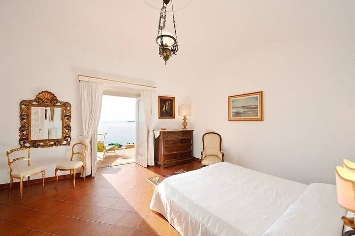 Elegant and central villa with private gated parking in Positano in Spiaggia Fornillo, Positano