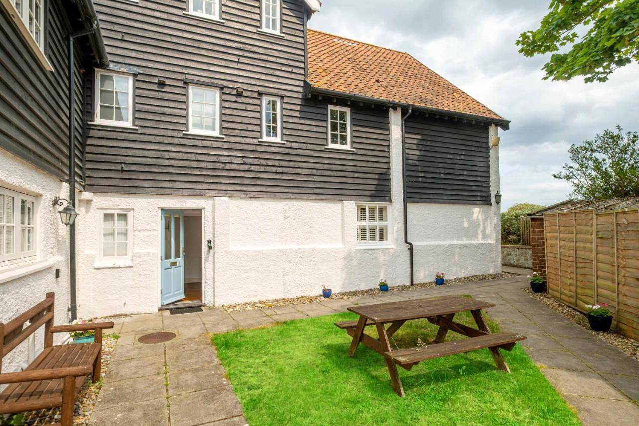 1 Ogilvie Lodge - A seafront apartment in Thorpeness - Close to Thorpeness Country Club - Managed by Aldeburgh Coastal Cottages in Thorpeness, Suffolk