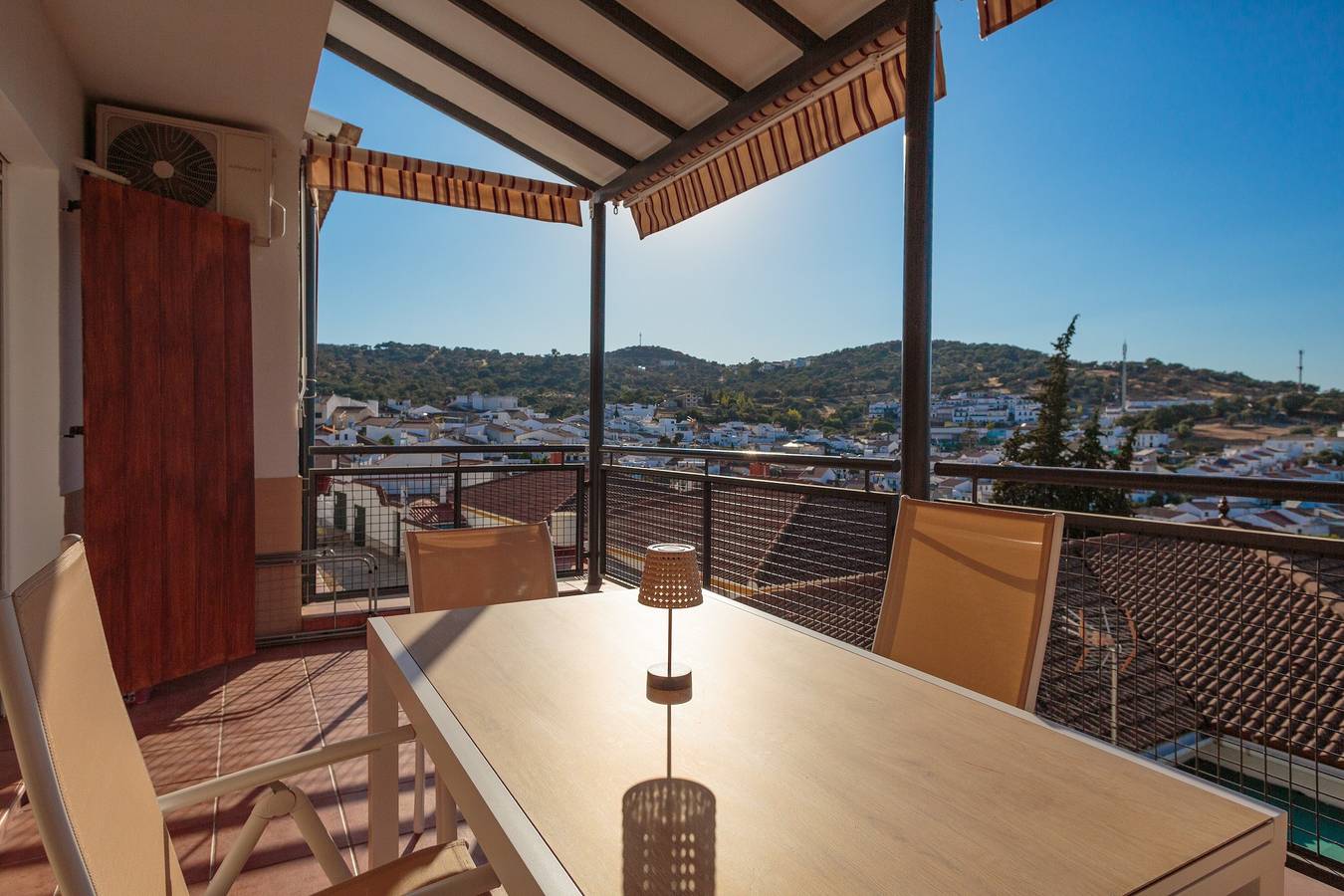 Ferienhaus 'Casa Castillo De Las Guardas' mit Bergblick, Wlan und Klimaanlage in El Castillo de las Guardas, Sevilla Provinz