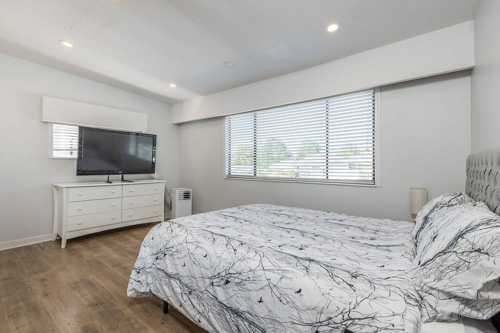 Centrally located 3 bedroom 2 bathroom close to stores, restaurants and downtown in Vancouver, British-Columbia