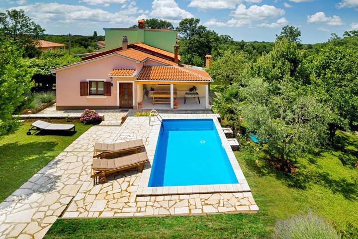 Ferienhaus für 4 Personen, mit Terrasse und Garten sowie Pool
