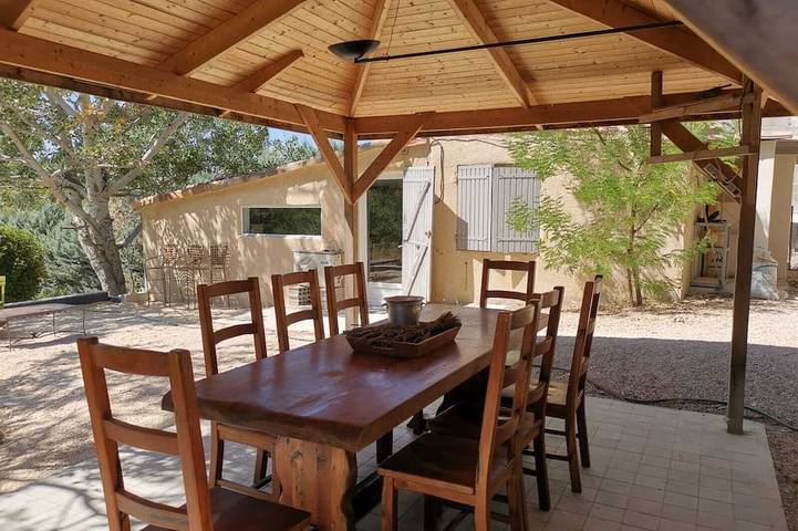 Gîte pour 8 personnes, avec terrasse ainsi que jacuzzi et jardin à Lourmarin