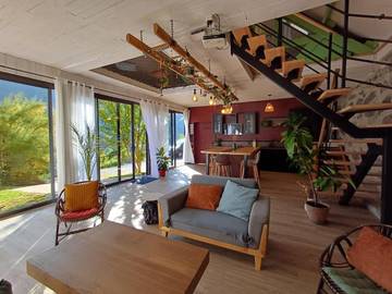 Location de vacances pour 4 personnes, avec vue et terrasse à Saint-Vincent-de-Salers