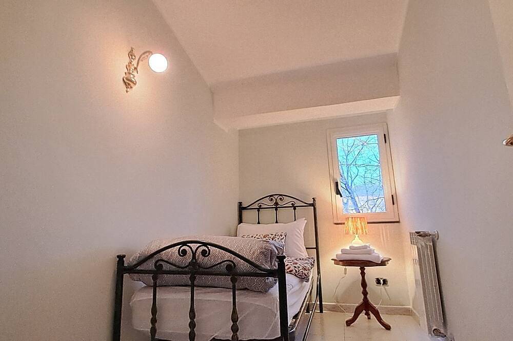 Spacious villa with pool, sleeps 10, at the foot of Mount Etna, 20 km from Catania in Ragalna, Ätna