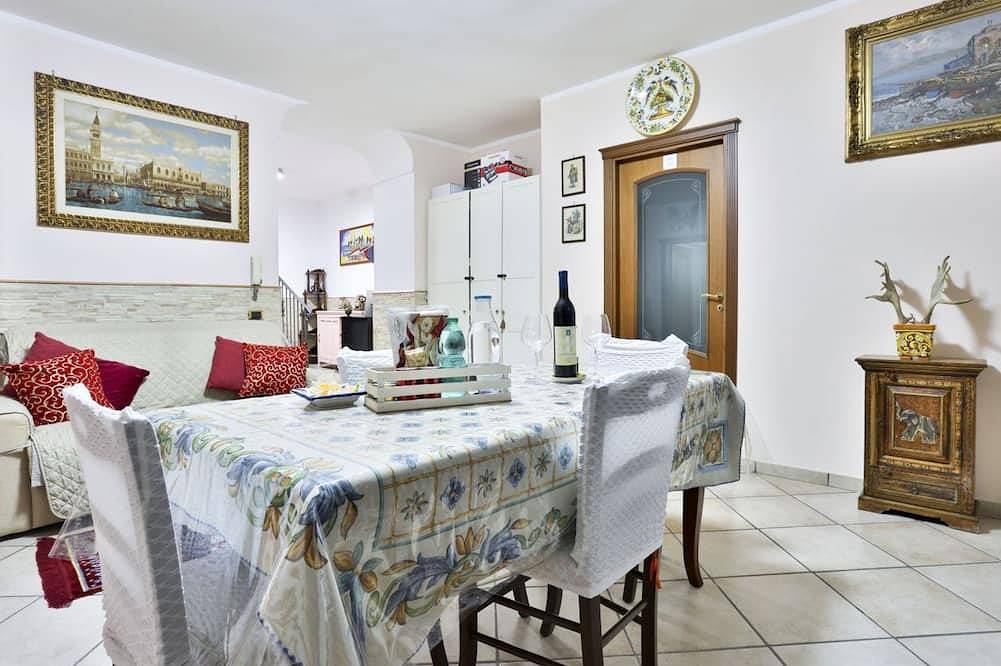 Entire apartment, Cozy apartment that can accommodate up to 6 people, located in an independent villa with garden. The apartment is 900 meters from the Circumvesuviana for Naples-Pompei-Sorrento, perfect for traveling in the area and reaching all points of interest. Also in San Giorgio a Cremano, Vesuvio National Park
