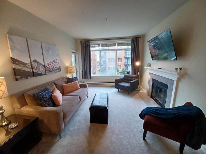 Vacation rental for 6 people, with pool and sauna as well as hot tub and yard in Belltown