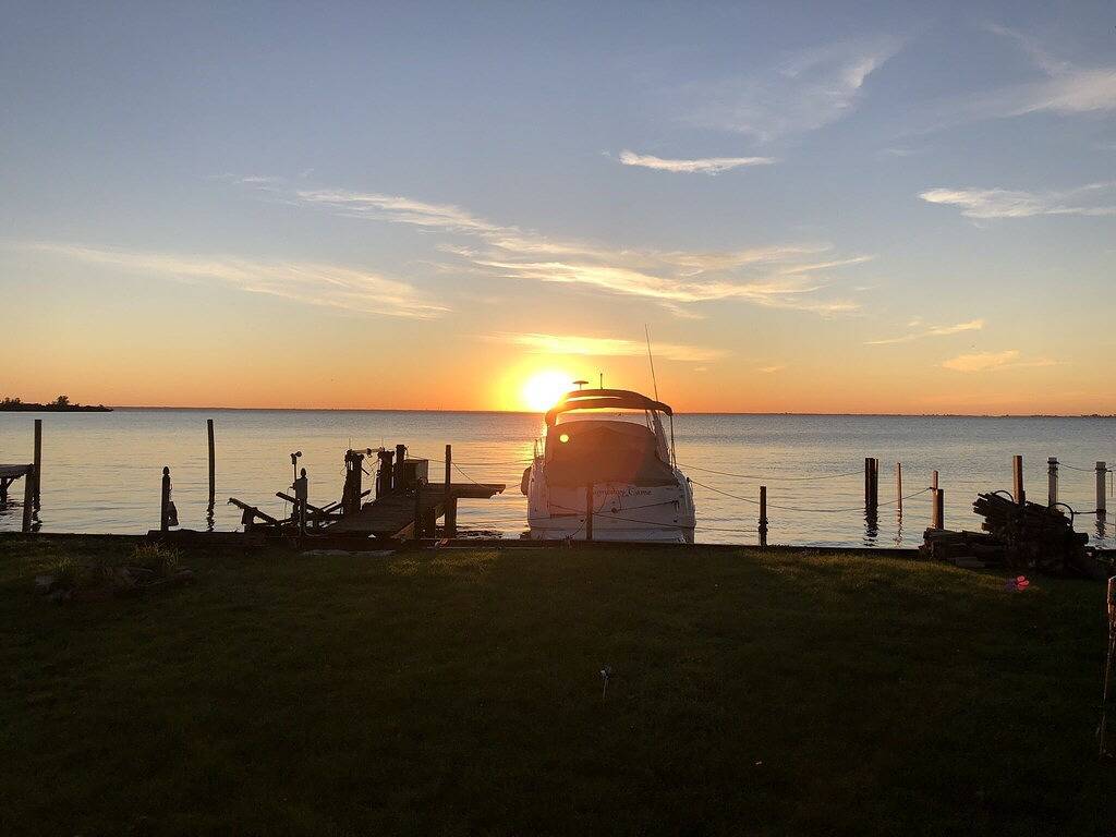 Lake Stclair Belvedere bay hot tub 2 boat wells fishing paddle boards, kayak in Lake St. Clair