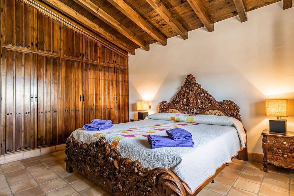 Cozy home in Salar with indoor swimming pool in Alhama de Granada, Provincia de Granada