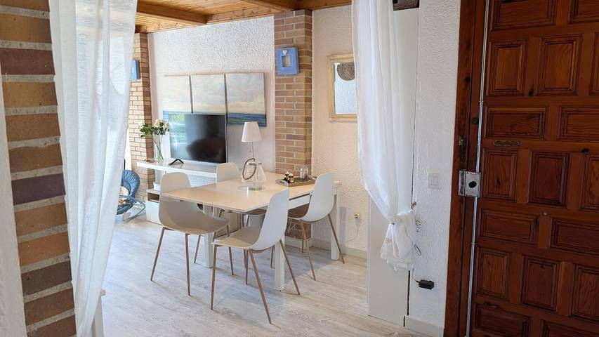 Apartamento entero, Apartamento 'Mar y Encanto' con piscina compartida, Wi-Fi y aire acondicionado in Cala dels Penyals (Miami Playa), Miami Playa