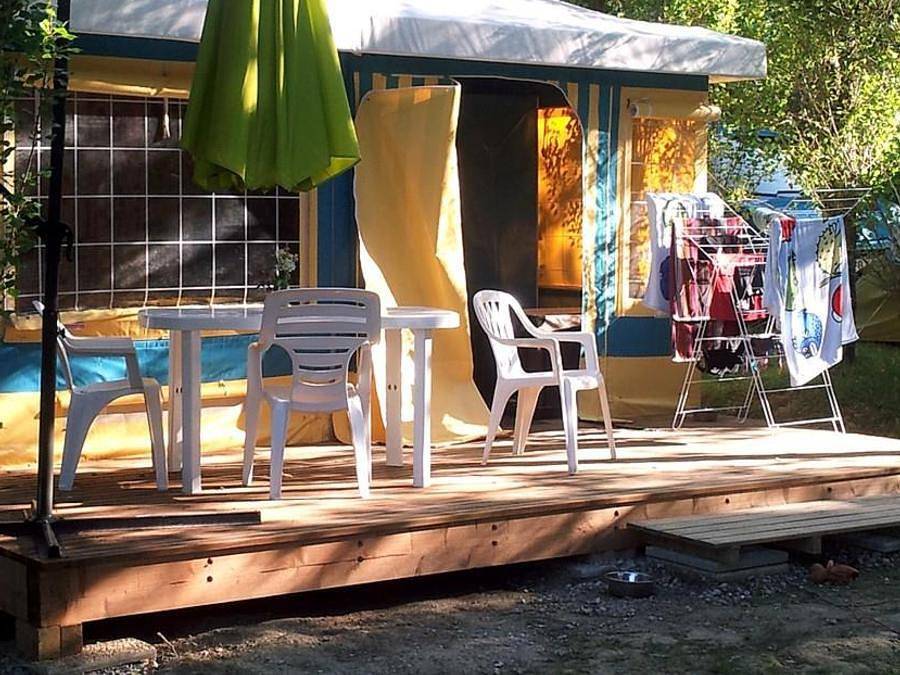 Flower Camping la Pibola - Glamping tent 5 persons - Bungalow Toilé Prunier Standard 25m² (without sanitary facilities) - 2 bedrooms + uncovered terrace 10m² 5 pers. in Camon, Ariège
