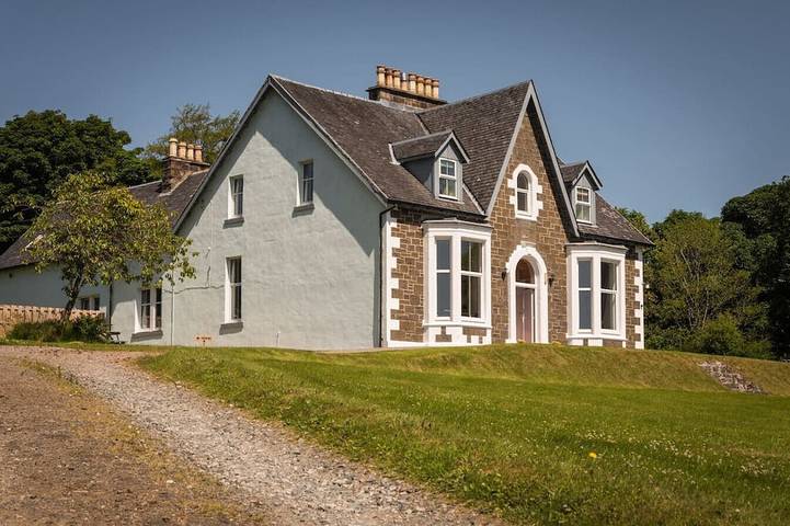 Holiday home for 10 people, with garden on the Isle of Mull