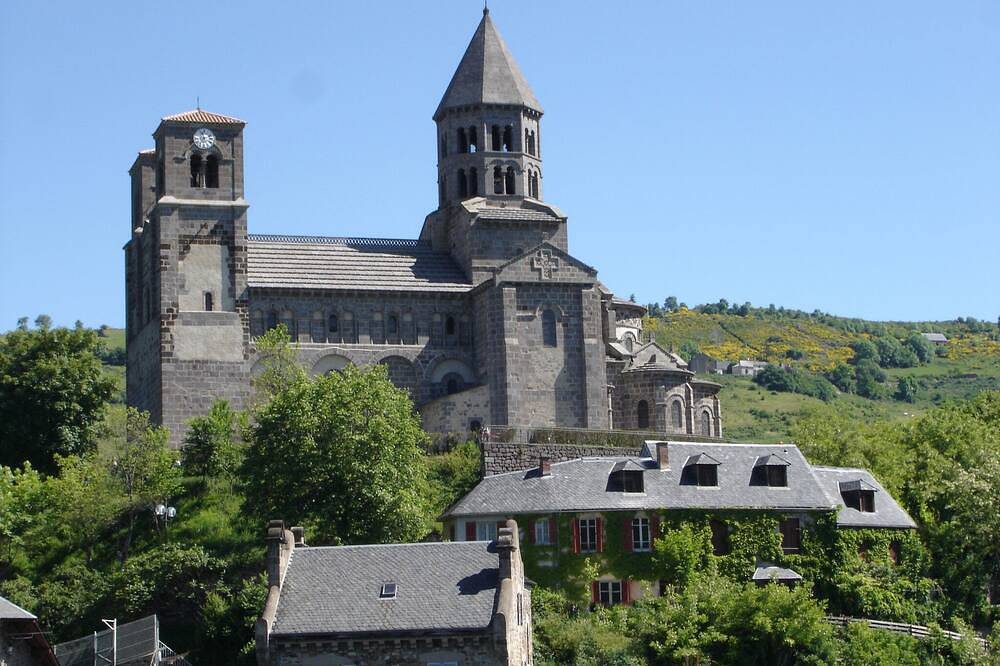 Entire apartment, Charming Apartment In Auvergne in Saint-Nectaire, Volcans d'Auvergne Regional Nature Park