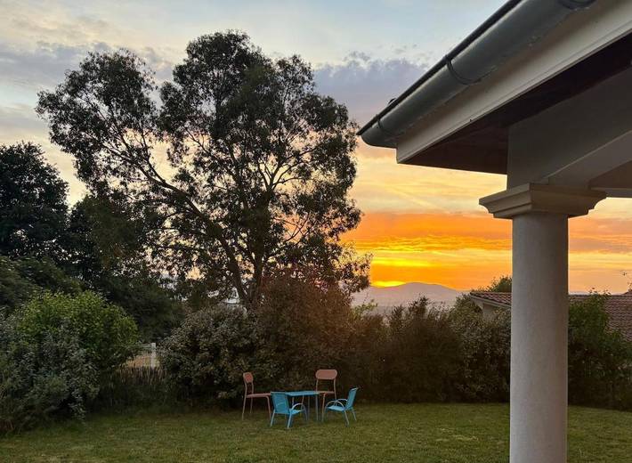 Location de vacances pour 8 personnes, avec terrasse et vue à Assieu