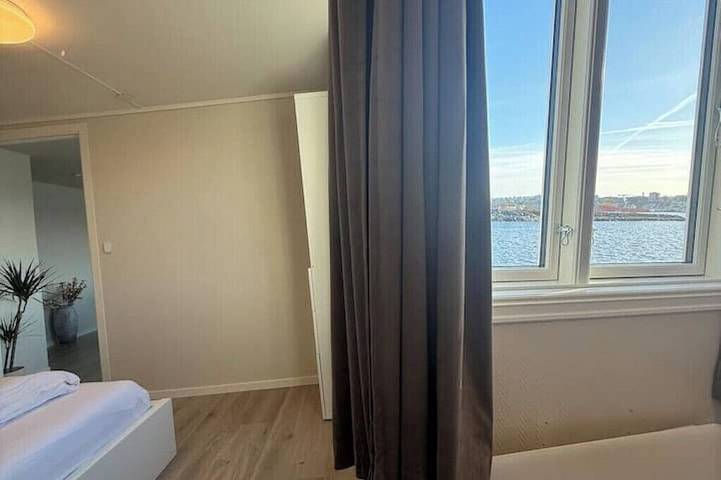 Ganze Wohnung, Modern 4Br Beachfront Apartment with Dock + Free Parking in Stavanger