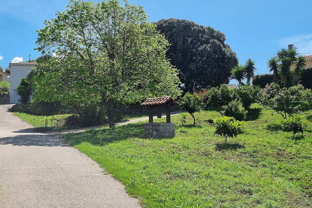Bas de villa au calme dans une propriété privée dans le petit village d Afa in Afa, Région d'Ajaccio