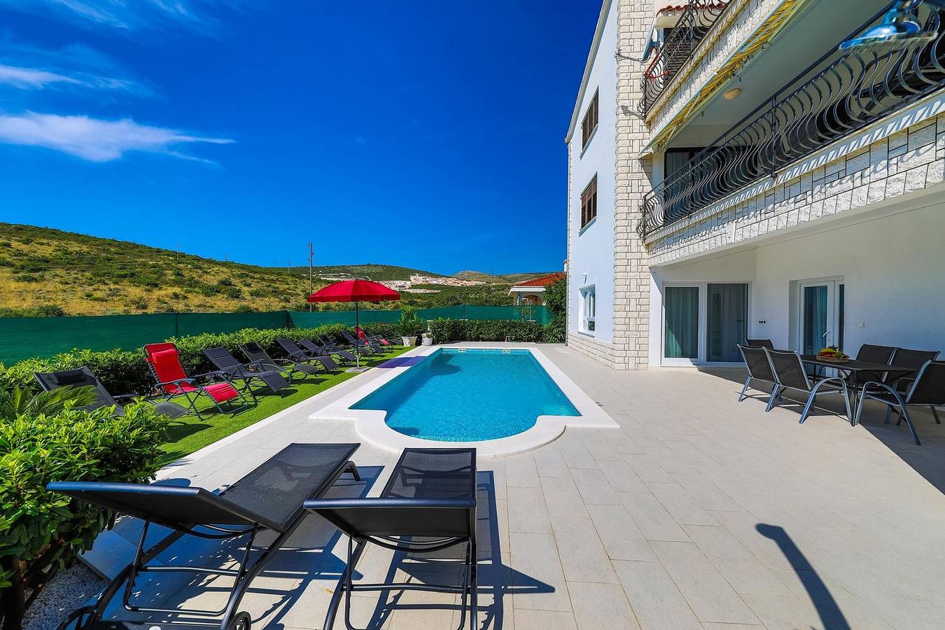 Fünfzimmer-Villa mit Pool und Garten in Plano (Kroatische Adria), Split-Dalmatien